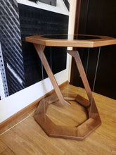Lade das Bild in den Galerie-Viewer, Der Floating Tisch - Das Unmögliche möglich gemacht - Tensegrity - Tisch - Achteckig - aus Nussbaumholz
