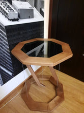 Lade das Bild in den Galerie-Viewer, Der Floating Tisch - Das Unmögliche möglich gemacht - Tensegrity - Tisch - Achteckig - aus Nussbaumholz

